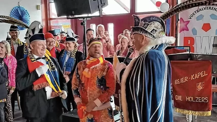 Peter Broos gehuldigd door Prins Renaldo bij RWB